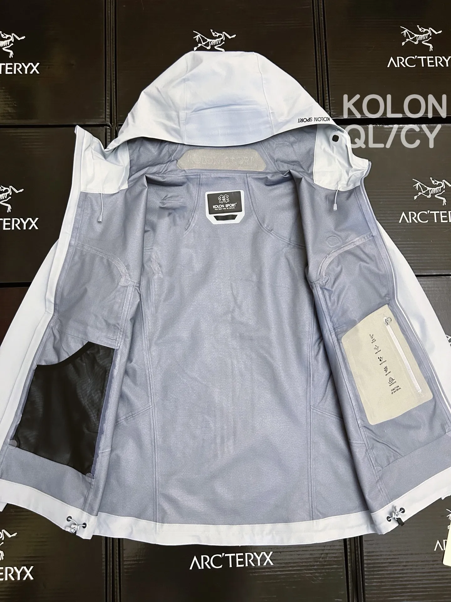 G 19 top version KOLON SPORT outdoor mountaineering and hiking outdoor waterproof jacket, new product from the Same Style Series for men and women, full of texture, showing the charm of mountain style wear to the fullest, interpreting different styles in multiple scenes, highlighting the fashion and practicality of the item. Quality, design and streamlined concepts have created its good performance and can meet the needs of use in harsh environments. Fabric + features: ✅Double splicing imported 3-layer laminated glue 3l gore-tex Composite fabric ✅gore-tex waterproof, windproof, Breathable, lightweight, tear-resistant Wear-Resistant, Breathable 5000➕. ✅ It adopts advanced Premium outdoor full-body gluing and splicing, and the interior is made of imported Rejoice yarn. The workmanship is also neat, which further tests Factory technology. ✅ Blending outdoor technology with urban aesthetics, the Sport Camping Series is versatile and high-performance for a variety of activities and environments. ✅Hood design with adjustable drawstring, warm and compatible with drop hood™, curved brim, better windproof and rainproof without covering eyes ✅Mesh separation inside the hand pockets, convenient for organizing items, careful design. ✅High-performance minimalist design, lightweight and Wear-Resistant. ✅Cuffs and sleeves are designed with die-cut velcro® cuff hook and loop fasteners to reduce cumbersomeness. Size: S M L Sleeve length: 61.5 63 64.5 66 67.5 69